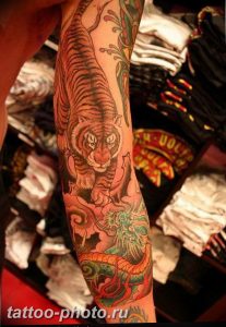фото тату тигр и дракон 07.12.2018 №037 - tattoo tiger and dragon - tattoo-photo.ru